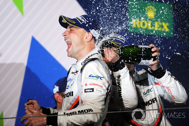 Podio: il secondo classificato Earl Bamber, Porsche Team festeggia con lo champagne