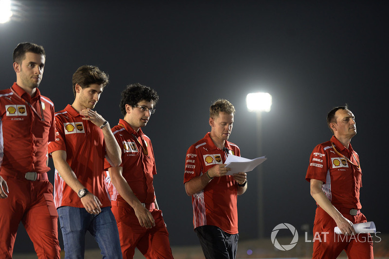 Sebastian Vettel, Ferrari camina por el circuito