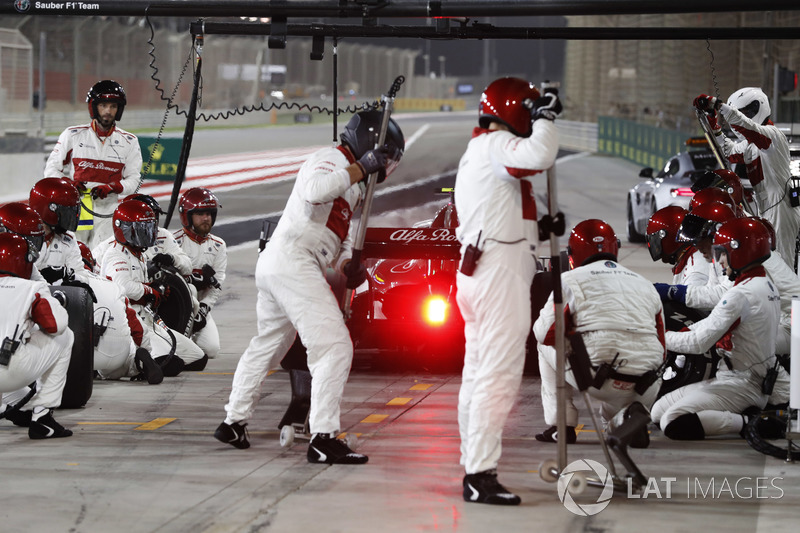 Charles Leclerc, Sauber C37 Ferrari, lascia il box dopo la sosta
