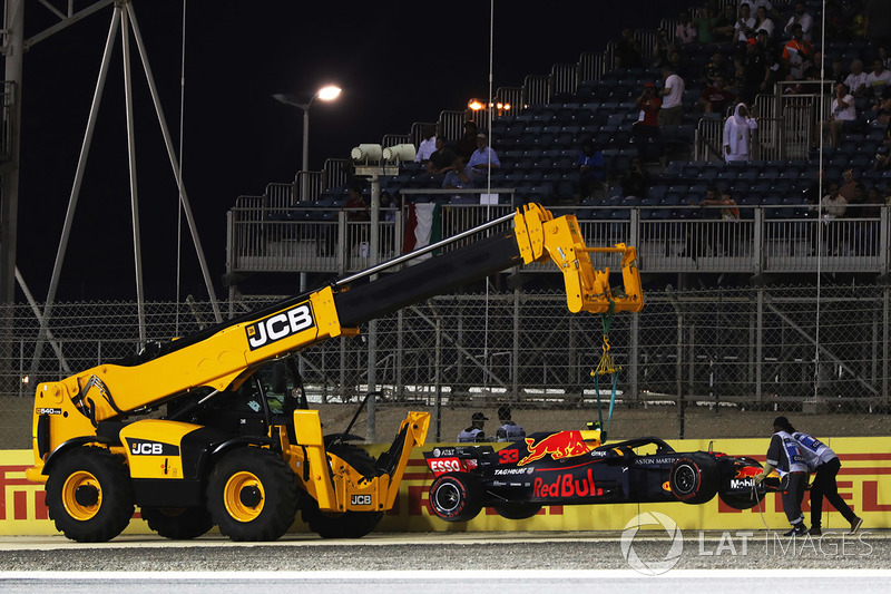 Эвакуация с трассы автомобиля RB14 Макса Ферстаппена, Red Bull Racing