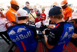Pierre Gasly, Toro Rosso, en Brendon Hartley, Toro Rosso, delen handtekeningen uit
