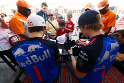 Pierre Gasly, Toro Rosso, en Brendon Hartley, Toro Rosso, delen handtekeningen uit