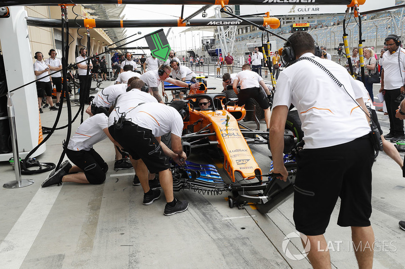 Stoffel Vandoorne's McLaren MCL33 Renault, practicando un pit stop