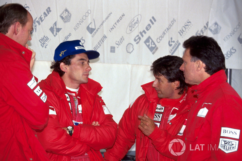 Ayrton Senna, McLaren habla con sus ingenieros y con Michael Andretti, McLaren.