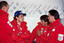 Ayrton Senna, McLaren speaks with his engineers and Michael Andretti, McLaren.