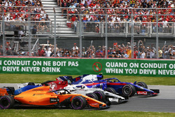 Pierre Gasly, Toro Rosso STR13, Marcus Ericsson, Sauber C37, et Fernando Alonso, McLaren MCL33, en lutte au départ