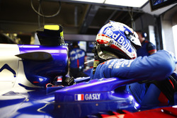 Pierre Gasly, Toro Rosso, entre dans son cockpit dans le garage