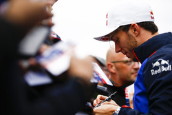 Pierre Gasly, Toro Rosso, met fans