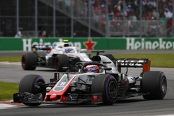Romain Grosjean, Haas F1 Team VF-18, devant Sergey Sirotkin, Williams FW41