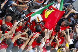 Sebastian Vettel, Ferrari, fête sa victoire dans le Parc Fermé