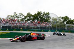 Daniel Ricciardo, Red Bull Racing RB14, devant Lewis Hamilton, Mercedes AMG F1 W09