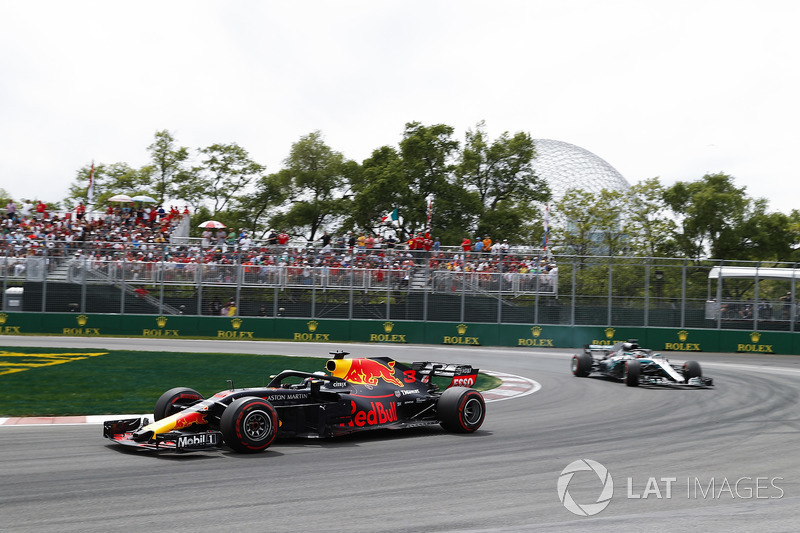 Daniel Ricciardo, Red Bull Racing RB14, leads Lewis Hamilton, Mercedes AMG F1 W09