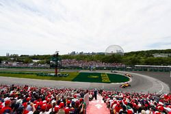 Fernando Alonso, McLaren MCL33, voor Stoffel Vandoorne, McLaren MCL33