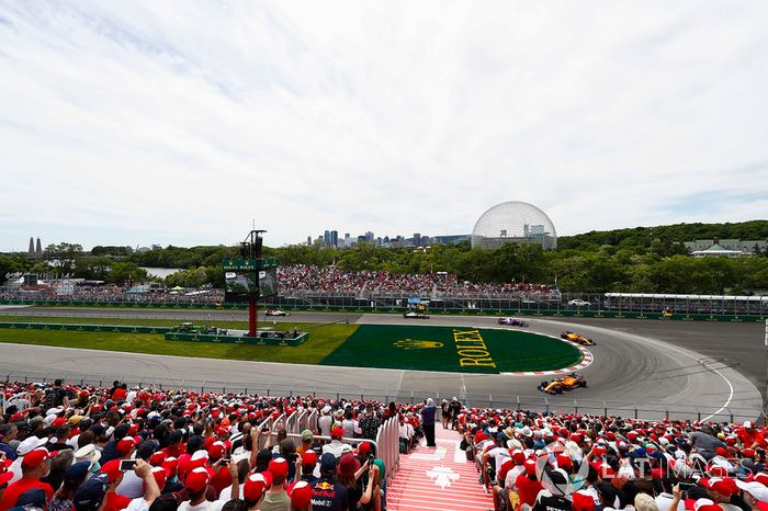 Fernando Alonso, McLaren MCL33,  Stoffel Vandoorne, McLaren MCL33