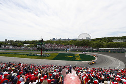 Fernando Alonso, McLaren MCL33, voor Stoffel Vandoorne, McLaren MCL33