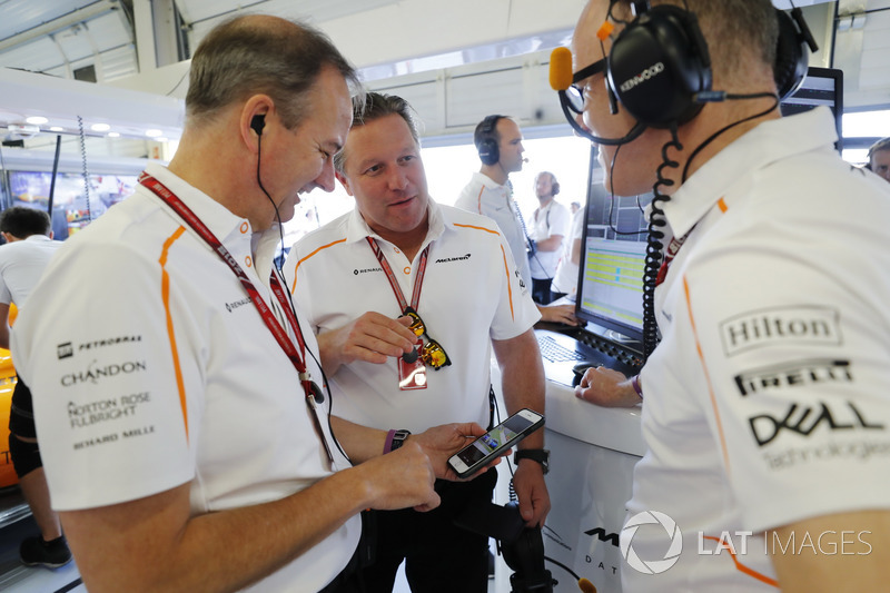 Jonathan Neale, Managing Director McLaren, berbincang dengan Zak Brown, CEO McLaren Racing