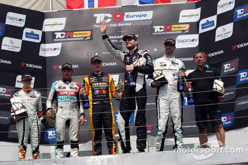Podio: il vincitore della gara Dusan Borkovic, Target Competition Hyundai i30 N TCR, il secondo classificato Stian Paulsen, Stian Paulsen Racing Cupra TCR, il terzo classificato Dániel Nagy, M1RA Hyundai i30 N TCR