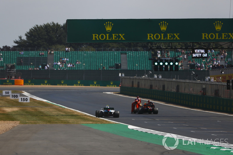 Sergey Sirotkin, Williams FW41, transita mentre i marshal spostano la monoposto di Max Verstappen, Red Bull Racing RB14
