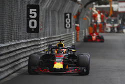 Daniel Ricciardo, Red Bull Racing RB14, voor Sebastian Vettel, Ferrari SF71H