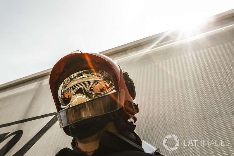 Marcus Ericsson, Sauber C37 reflected in a firemans helmet