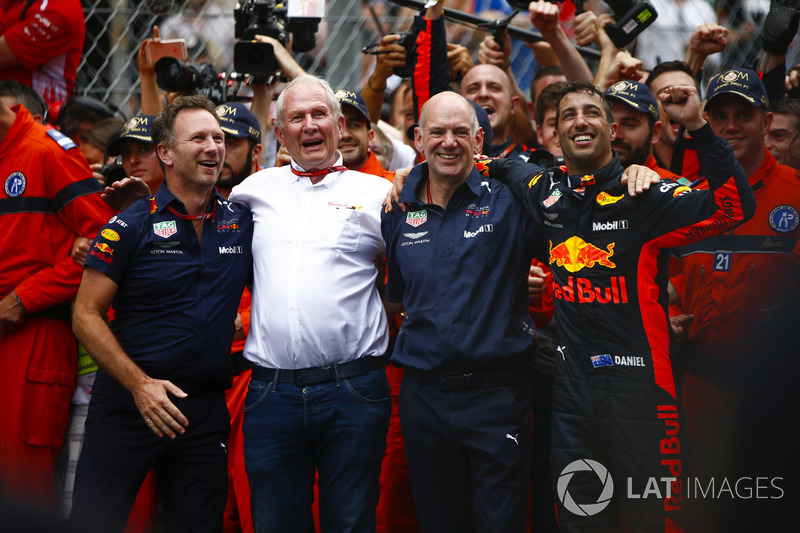 Daniel Ricciardo, Red Bull Racing, festeggia la vittoria accanto a Christian Horner, Team Principal, Red Bull Racing, Helmut Markko, Consulente, Red Bull Racing e Adrian Newey, Chief Technical Officer, Red Bull Racing