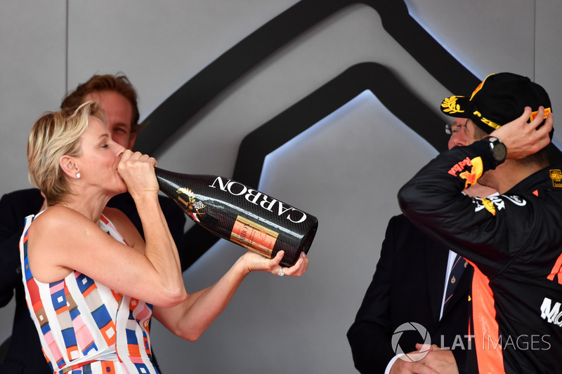 La Principessa Charlene di Monaco festeggia sul podio con lo champagne