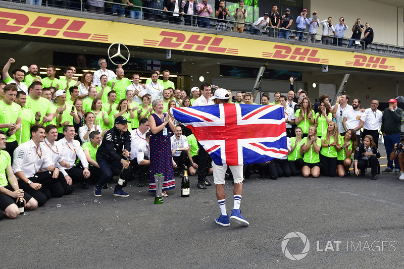 Le Champion du monde 2017 Lewis Hamilton, Mercedes AMG F1 fait la fête avec son équipe