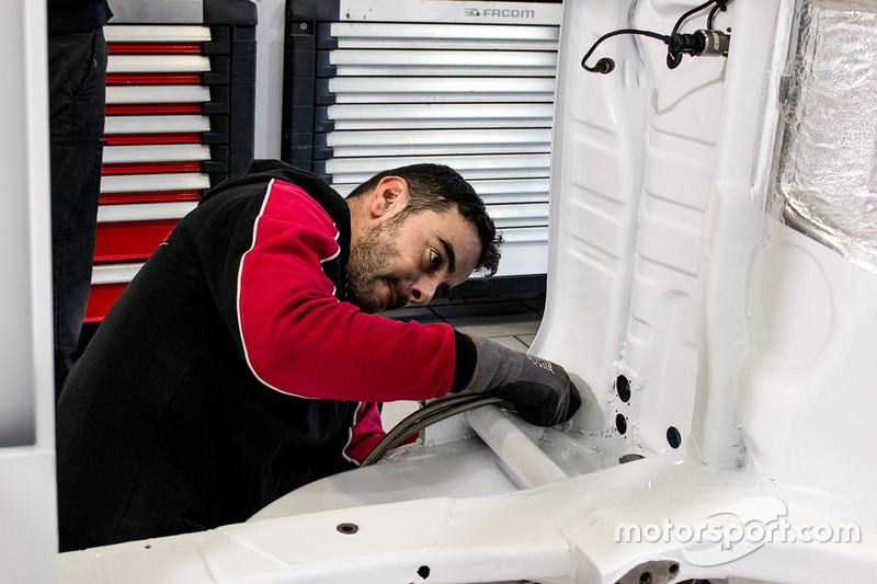 Sébastien Loeb Racing Peugeot 306 Maxi yeniden yapımı