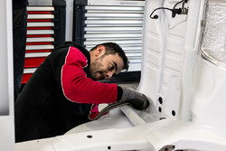 La Peugeot 306 Maxi en phase d'assemblage dans les ateliers du Sébastien Loeb Racing