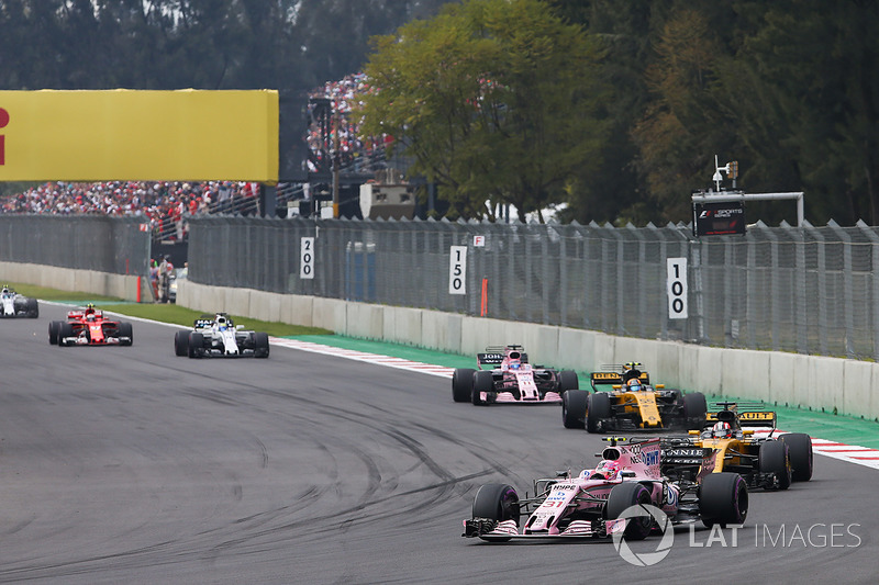 Esteban Ocon, Sahara Force India F1 VJM10, Nico Hulkenberg, Renault Sport F1 Team RS17, Carlos Sainz