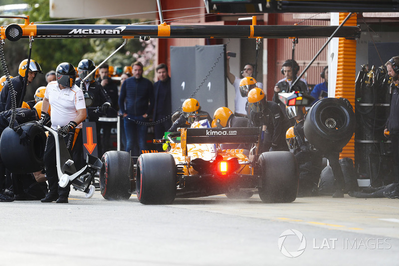Stoffel Vandoorne, McLaren MCL33, pit stop