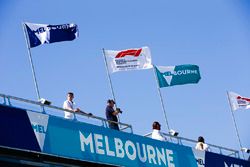 Les drapeaux de Melbourne et de la F1