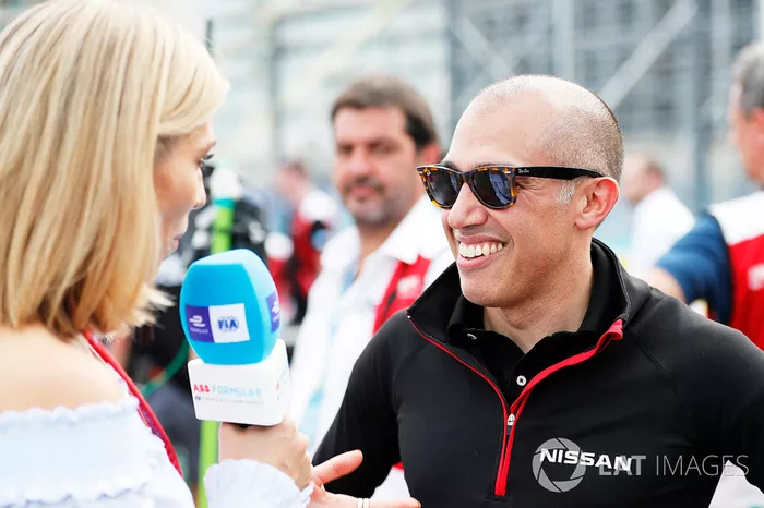 Presentadora de televisión Nicki Shields, habla con Michael Carcamo, Nissan Motorsport, en la parril