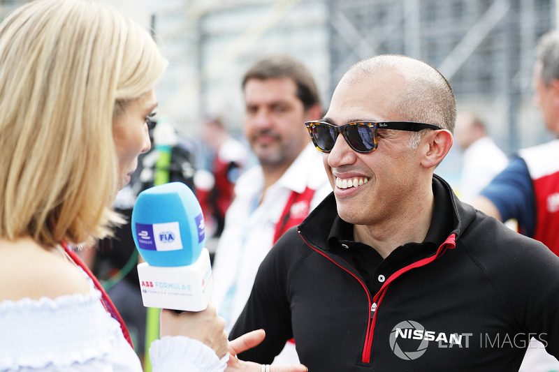 Presentadora de televisión Nicki Shields, habla con Michael Carcamo, Nissan Motorsport, en la parril