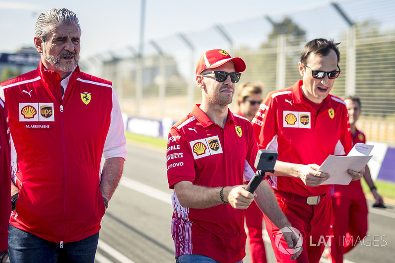 Sebastian Vettel, Ferrari camina en la pista con Maurizio Arrivabene, Ferrari y Riccardo Adami, ingeniero de Ferrari