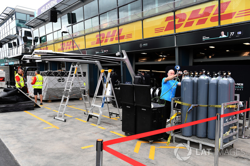 Preparazione del box dell'Alfa Romeo Sauber F1 Team