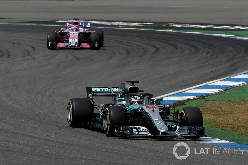 Lewis Hamilton, Mercedes-AMG F1 W09 y Sergio Perez, Force India VJM11