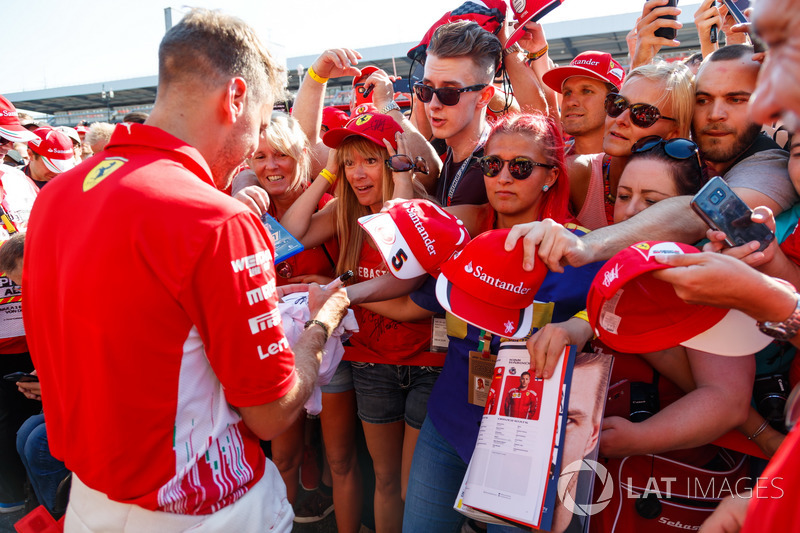 Sebastian Vettel, Ferrari signs autographs for the fans