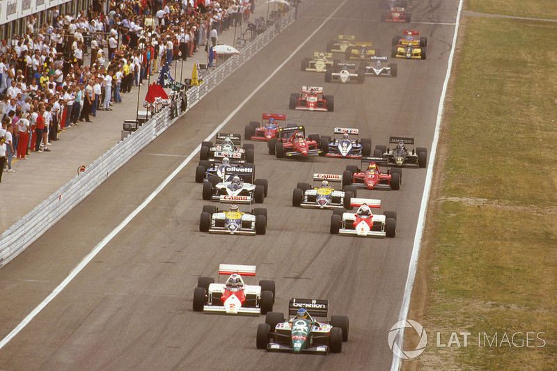 Gerhard Berger, Benetton B186 BMW precede Keke Rosberg, McLaren MP4/2C TAG Porsche, Nelson Piquet, Williams FW11 Honda, Alain Prost, McLaren MP4/2C TAG Porsche, Riccardo Patrese, Brabham BT55 BMW e Nigel Mansell, Williams FW11 Honda, alla partenza, dietro a Stefan Johansson,Ferrari F186 