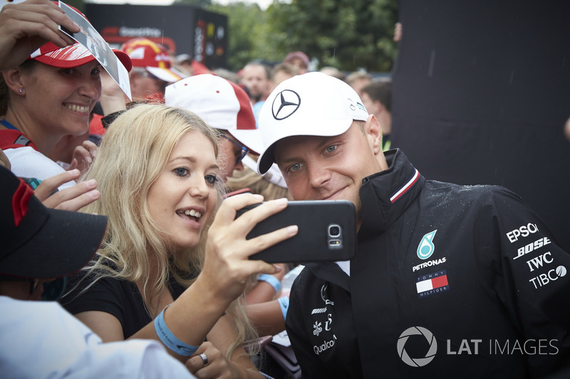 Valtteri Bottas, Mercedes AMG F1, tiene su foto tomada con un fan