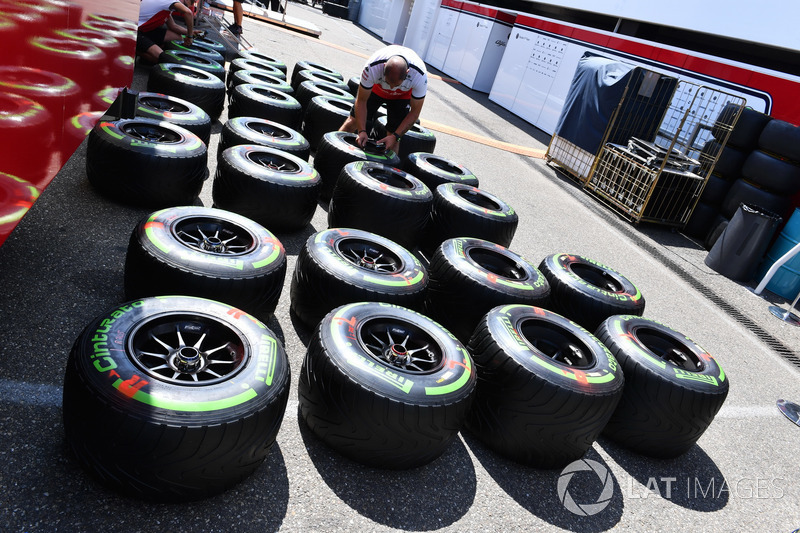 Mekanik Sauber dan ban Pirelli