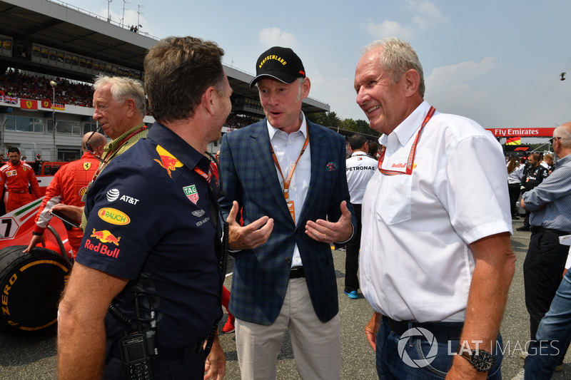 Christian Horner, Red Bull Racing-teambaas, Sean Bratches, Formule 1-commercieel directeur en Dr Helmut Marko, Red Bull-adviseur op de grid