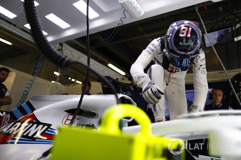 Lance Stroll, Williams Racing, entre dans sa voiture
