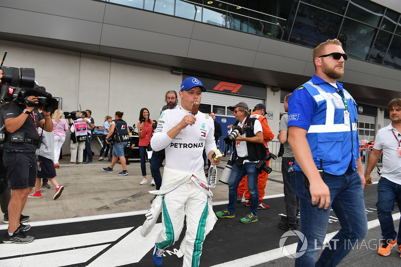 Valtteri Bottas, Mercedes-AMG F1, mange une glace