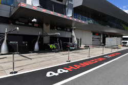 Le stand Mercedes AMG F1 et des panneaux