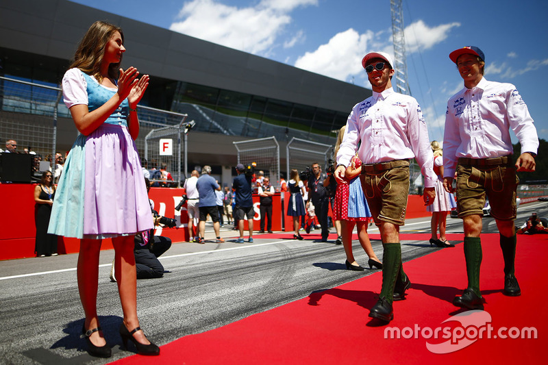 Pierre Gasly, Toro Rosso, et Brendon Hartley, Toro Rosso, en costume traditionnel autrichien