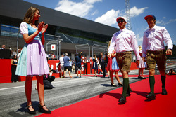 Pierre Gasly, Toro Rosso, et Brendon Hartley, Toro Rosso, en costume traditionnel autrichien