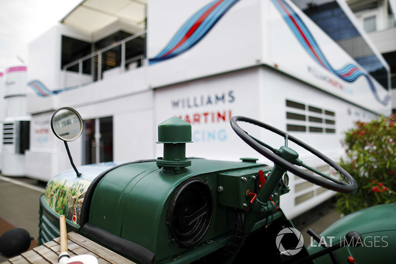 Un tractor al lado de la unidad de hospitalidad de Williams