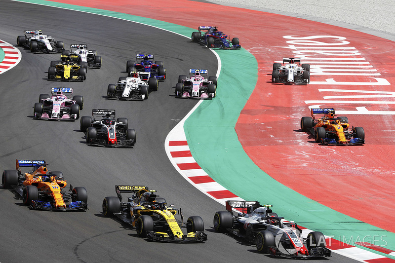 Inicio: Kevin Magnussen, Haas F1 Team VF-18, lidera Carlos Sainz Jr., Renault Sport F1 Team R.S. 18, Fernando Alonso, McLaren MCL33 y Romain Grosjean, Haas F1 Team VF-18, como Stoffel Vandoorne, McLaren MCL33, y Marcus Ericsson, Sauber C37, corren de par e