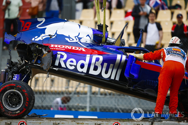 Kazalı araç, Brendon Hartley, Scuderia Toro Rosso kaldırılıyor, aracın vites kutusu arkadan sarkıyor